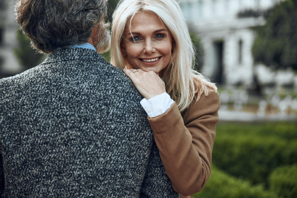 微笑的女人拥抱男人库存照片的肩膀图片下载