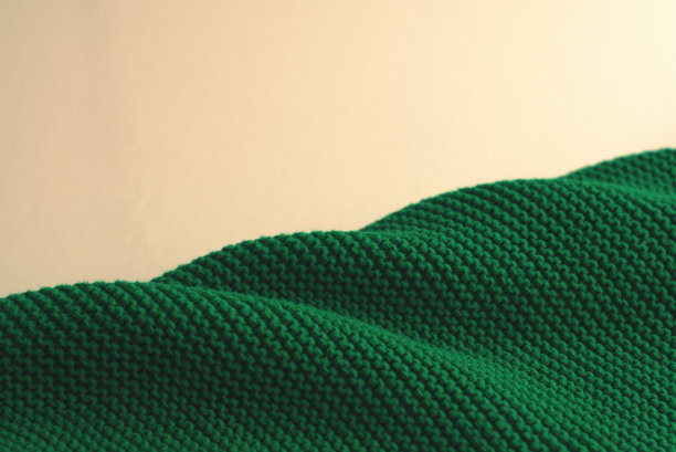 近距离观察质地厚实的绿色羊毛围巾。图片下载