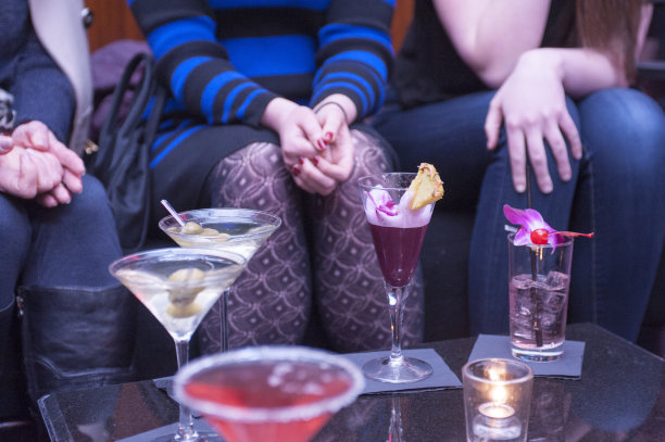鸡尾酒和女人的手图片下载