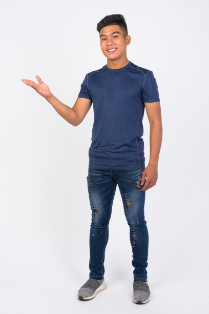 年轻快乐的亚洲男子展示一些东西的全身照片图片下载