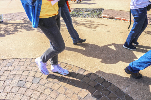 人们在人行道上图片下载