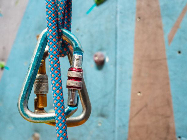 竖钩攀爬。锻炼用耐用的金属钩和绳子图片下载