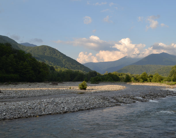 这条河在岩石间流动。图片下载