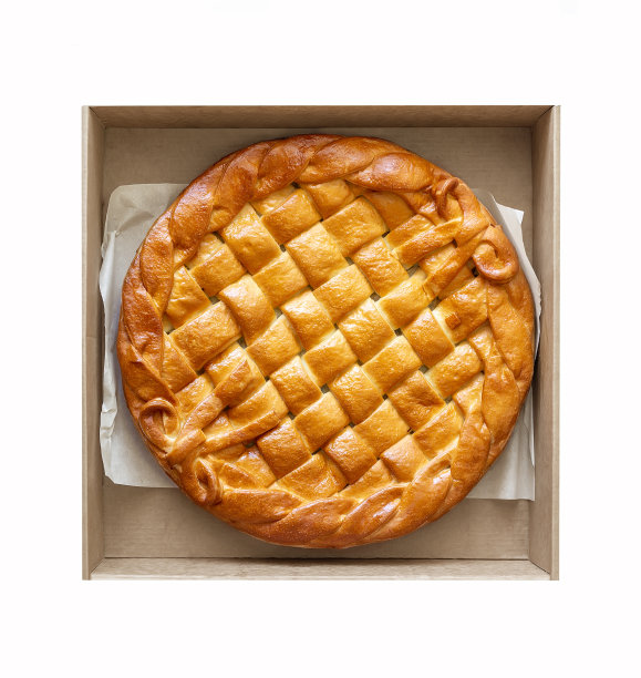 传统的自制乡村烘焙派与时令水果或肉类填在纸盒孤立的白色。快餐外卖。面包店提供菜单。平的。Copyspace图片下载