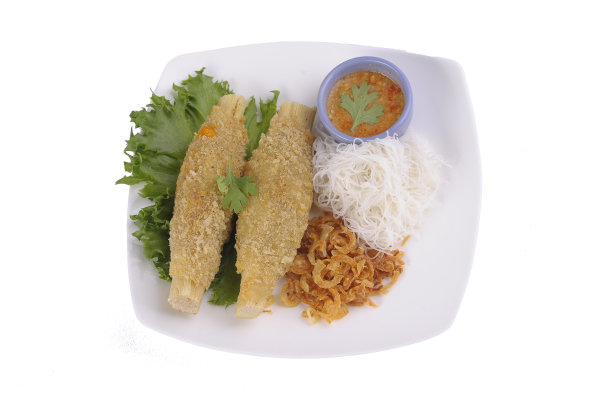 白底香蕉叶上的甘蔗虾仁粉图片下载