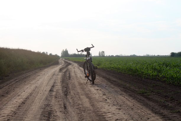 在乡村公路上骑自行车图片下载