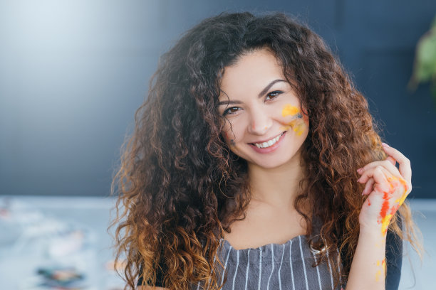 现代美术学校美女脸画图片下载