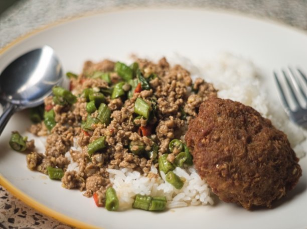 米饭配火猪肉，罗勒和扁豆图片下载