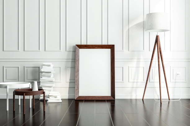 深色复古木制海报框架模型站在地板上，有灯和书籍在现代室内图片下载