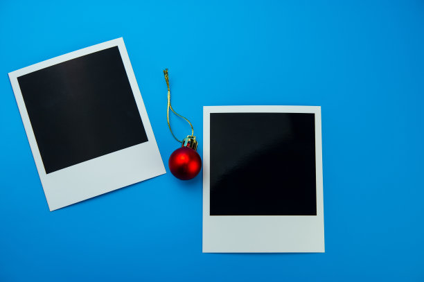 圣诞舞会的旧照片放在蓝色的背景上。图片下载