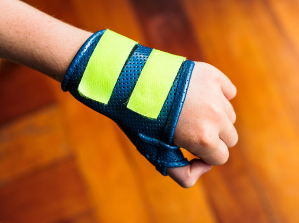 现代的手腕演员图片下载