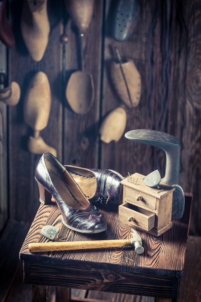 有工具、鞋和皮革的乡村补鞋匠作坊图片下载