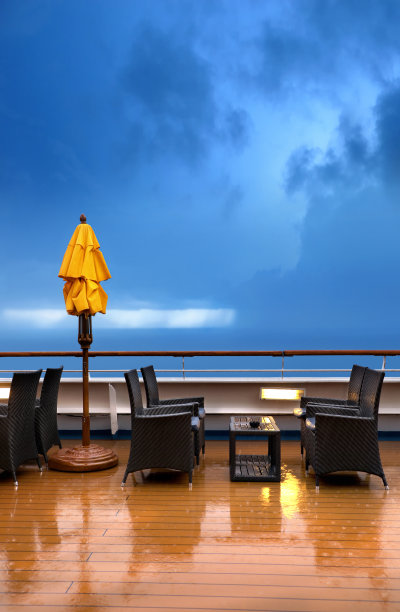 游船甲板在阴雨天气上空多云图片下载