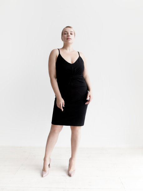 年轻漂亮的女人加上尺寸的时装模特穿着时尚的黑色连衣裙图片下载