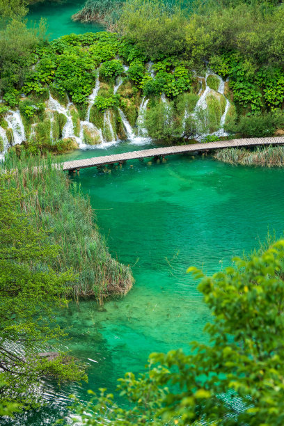 克罗地亚普利特维采湖群国家公园的卡卢杰罗瓦茨湖碧波荡漾素材图片