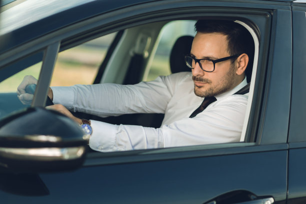 驾驶汽车的商人图片下载