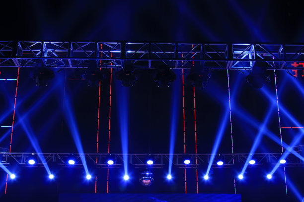 舞台灯光和金属框架，特写照片图片下载