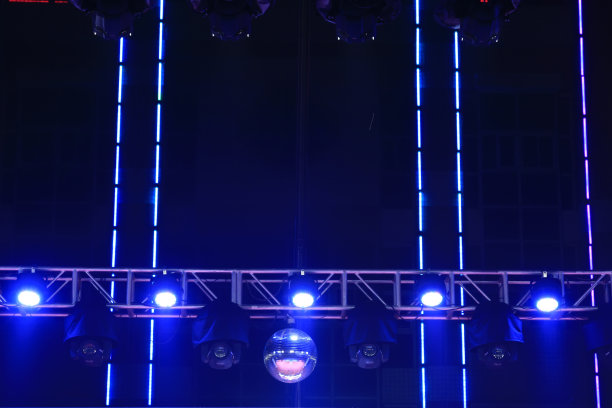舞台灯光和金属框架，特写照片图片下载