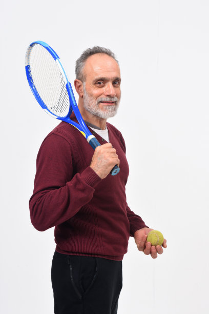 男子打网球在白色的背景图片下载