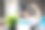 年轻人戴着耳机和智能手机躺在家里的床上，听音乐。图片下载