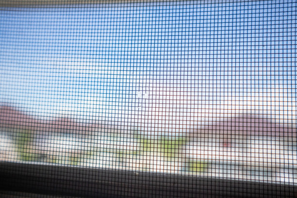 房屋窗户上破损的防虫网图片下载