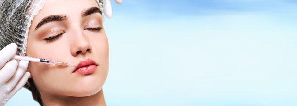 医生美容师使年轻化面部肉毒杆菌注射程序收紧和平滑皱纹的面部皮肤到嘴唇美丽的年轻女子隔离美容护肤的概念图片下载