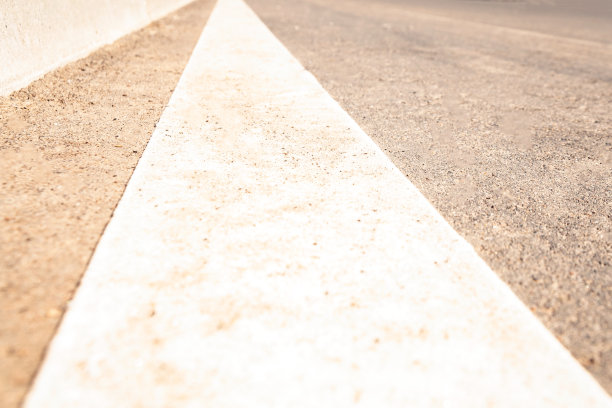 有白色标记线的道路。特写镜头。图片下载