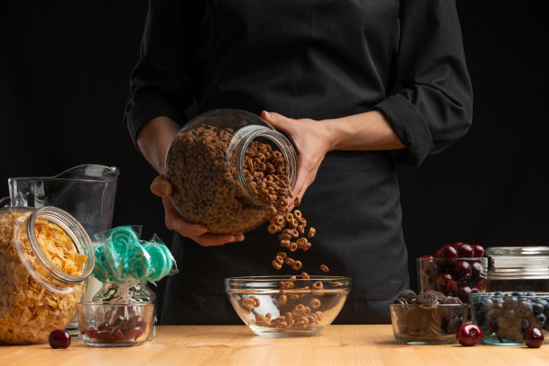 巧克力谷物是早餐。健康健康的食物，素食主义，以黑色为背景。水平的照片。图片下载