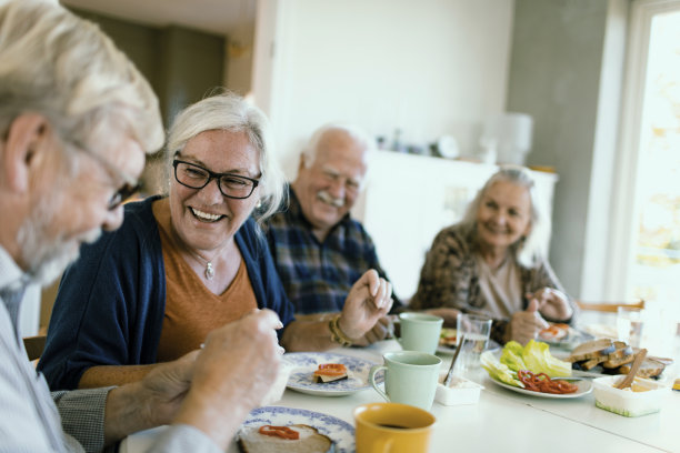 老年人吃早餐图片下载