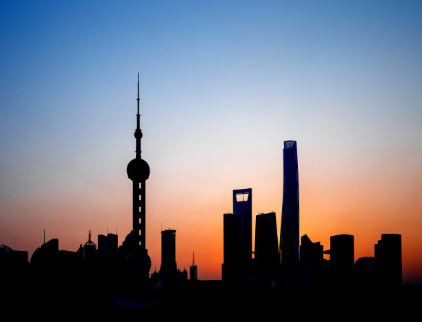 日出时上海天际线的剪影图片下载