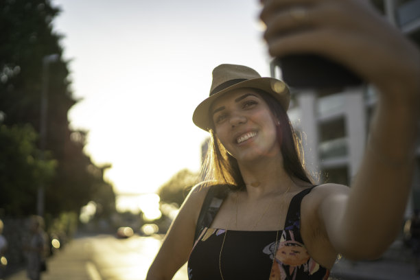 微笑的女人在街上自拍图片下载