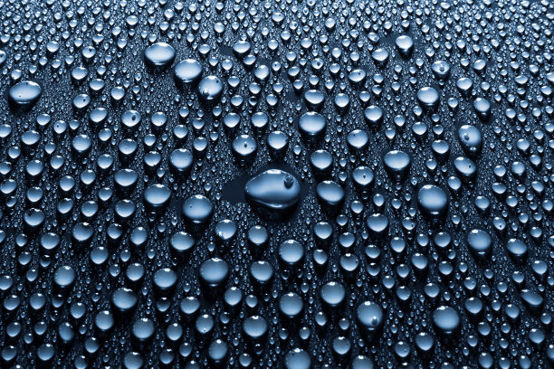 清水滴，蓝色背景图片下载