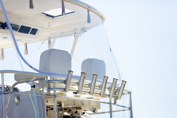 后视图的现代渔船客舱与鱼竿持有人，复制空间图片下载