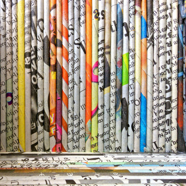 卷起的报纸版面图片下载