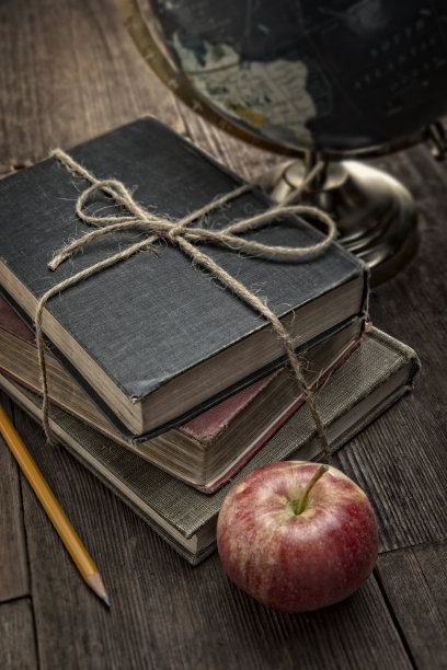 苹果放在学校的书本上图片下载