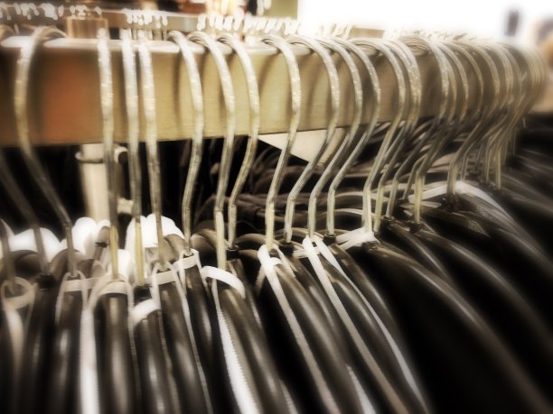 服装店架子上的衣架图片下载