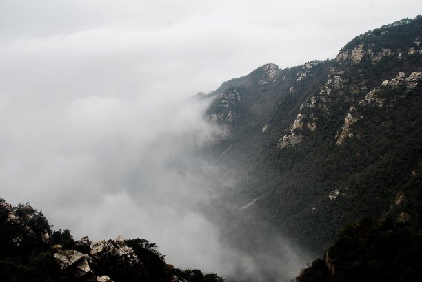 雾蒙蒙的路山图片下载