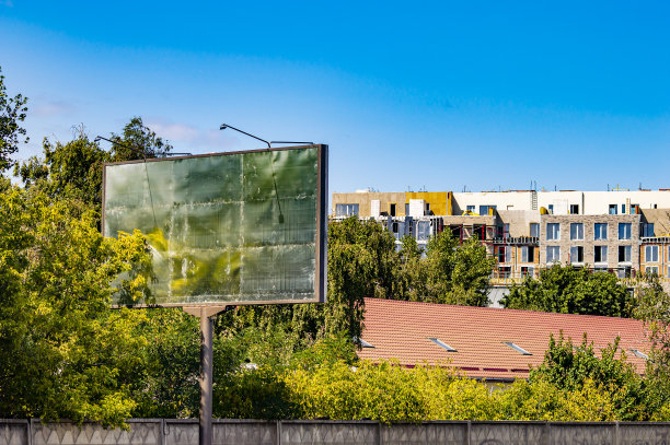 路边的广告牌是空白的。文本。图片下载