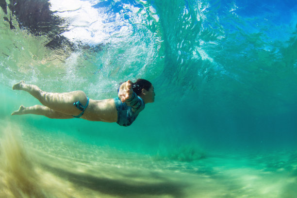 在水下游泳素材图片