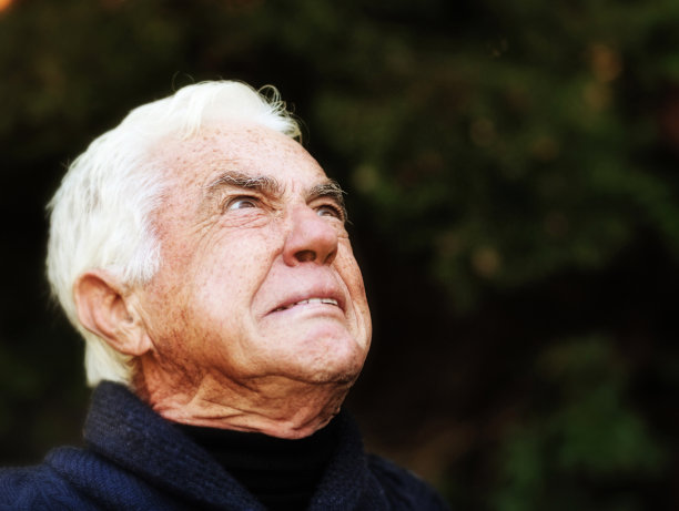 一位长者抬起头来，露出恐惧或厌恶的鬼脸图片下载