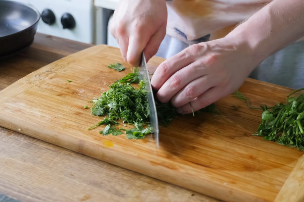 把欧芹和莳萝切成片放到船上。第二道菜是绿色的。图片下载