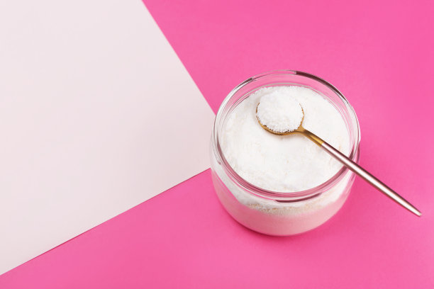 粉红色背景上的胶原蛋白粉。图片下载