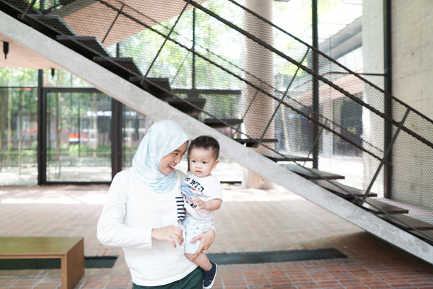 亚洲女士抱着她可爱的儿子图片下载