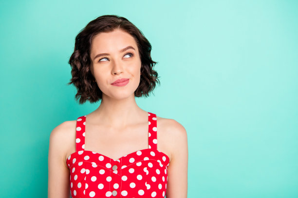 照片有趣美丽美丽迷人迷人的女人计划如何进入动物园没有票，而孤立与蓝绿色的背景图片下载