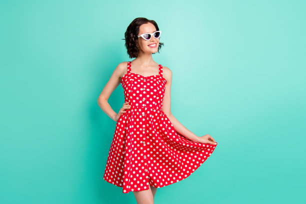 漂亮的照片酷迷人的女朋友愿意永远不回来从夏天的旅行国外而孤立与蓝绿色的背景图片下载