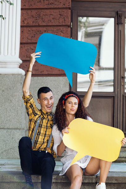 年轻夫妇抱着聊天泡泡图片下载