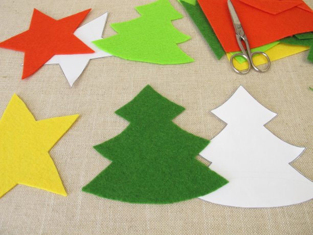 手工制作的圣诞星星和毛毡制成的圣诞树图片下载