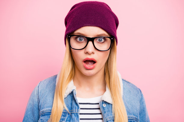 不喜欢幻想破灭的女士的照片观察他的男朋友飞度假没有她，而孤立的花瓣背景图片下载