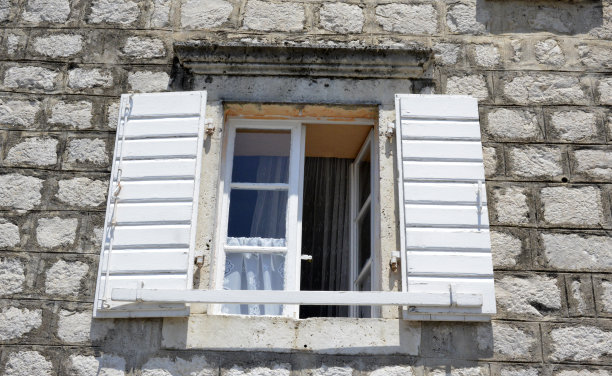 老建筑的窗户开着，有白色的百叶窗图片下载