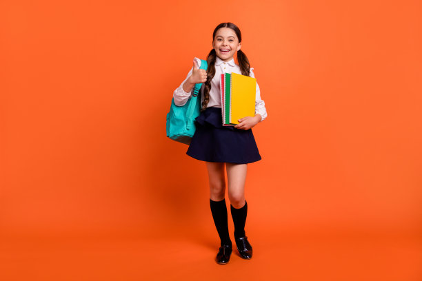 全长，身体大小，视图迷人的孩子的照片，赞成校园，愉快的说，好，好，好，时髦的白色衬衫，衬衫，长袜子，黑色孤立的橙色背景图片下载